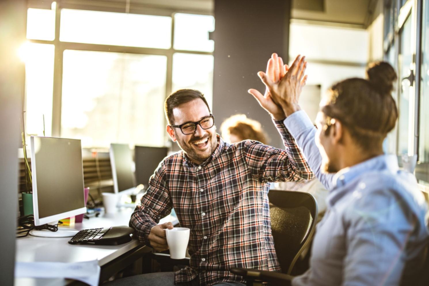 Estudiante revisando plan financiero personalizado en tablet