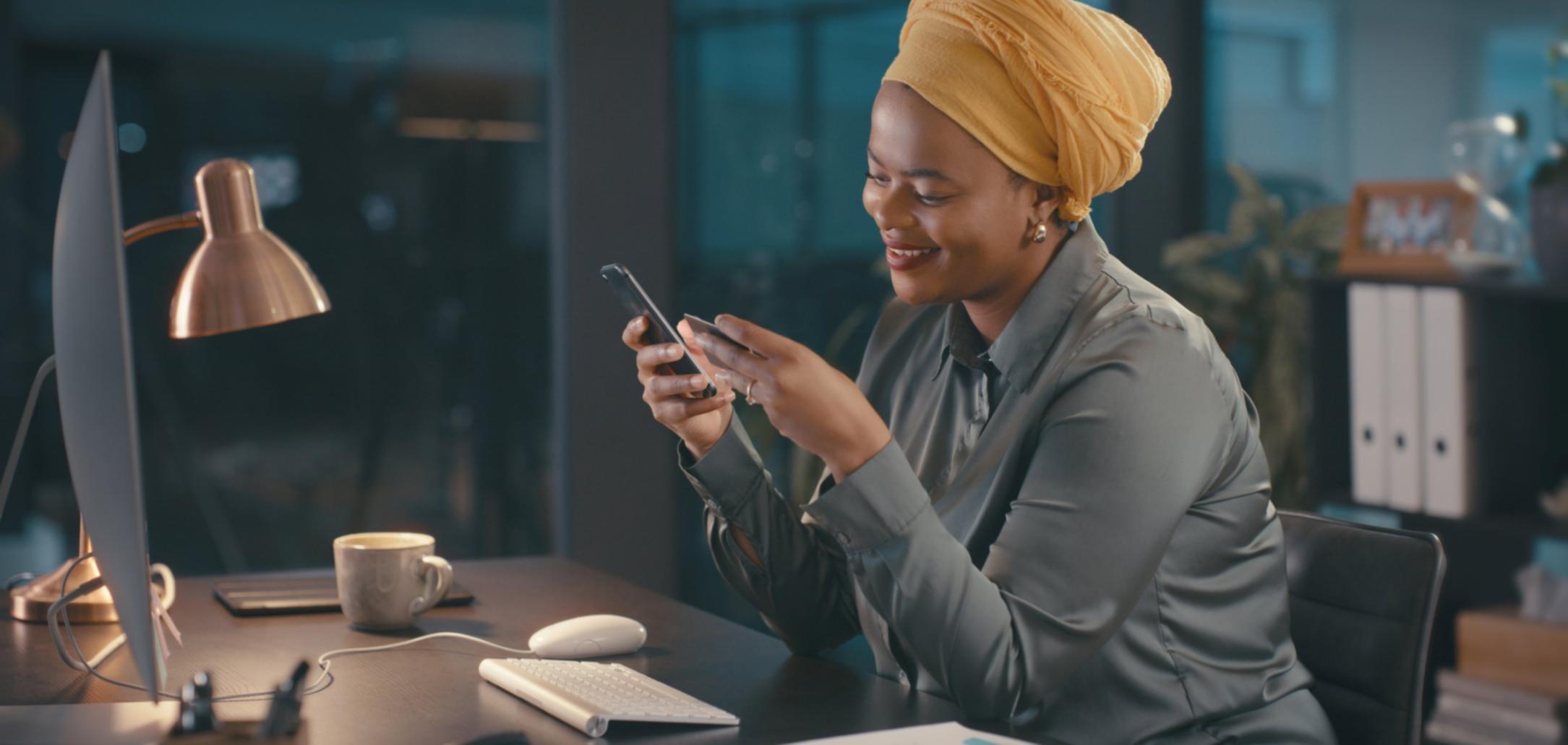 Estudiante revisando materiales del programa financiero