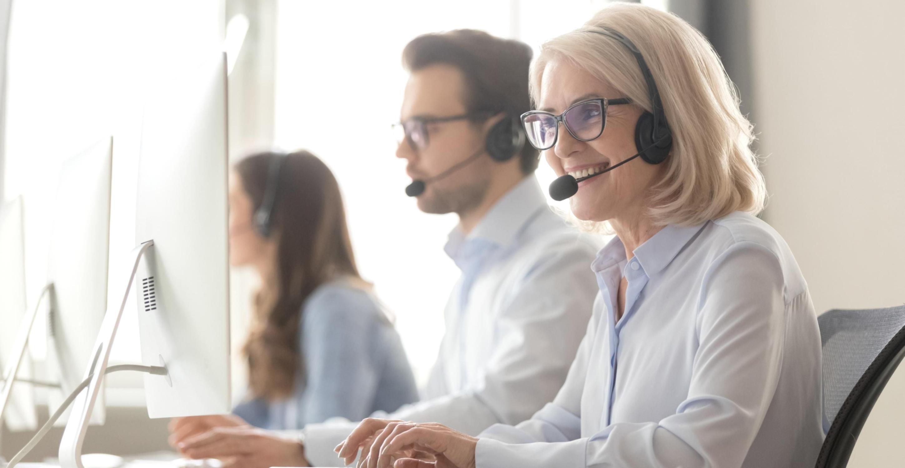 Instructor trabajando individualmente con estudiante en computadora